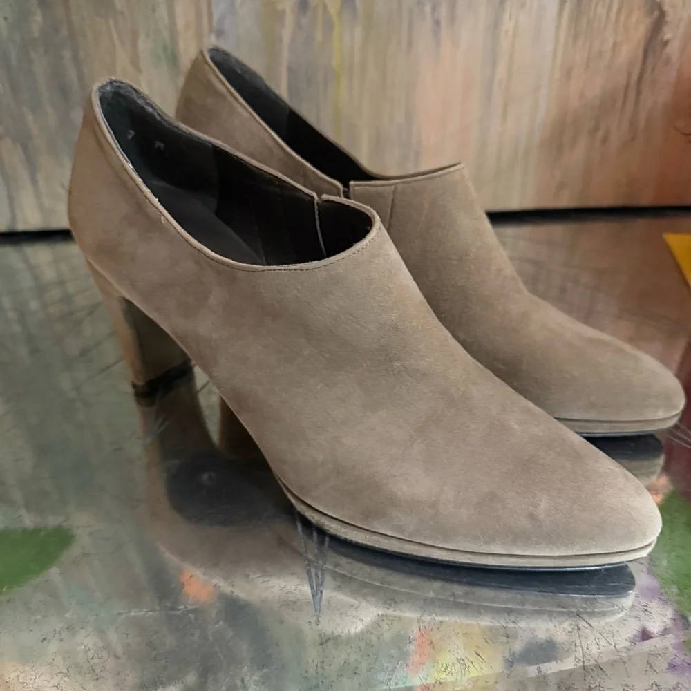 Stuart Weitzman Suede Booties – Taupe – Size 7 – NWOT